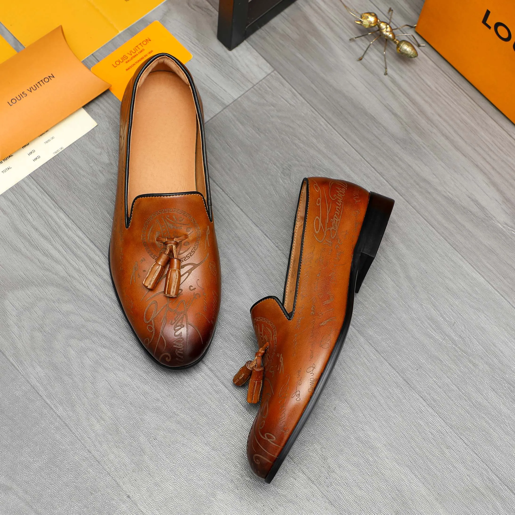 Men's shoes 💰520 Product trademark: LV "Louis Vuitton" business slip-on leather shoes Regular size: 37-46 Product material: Selected color-burned cowhide upper, pigskin lining, rubber outsole